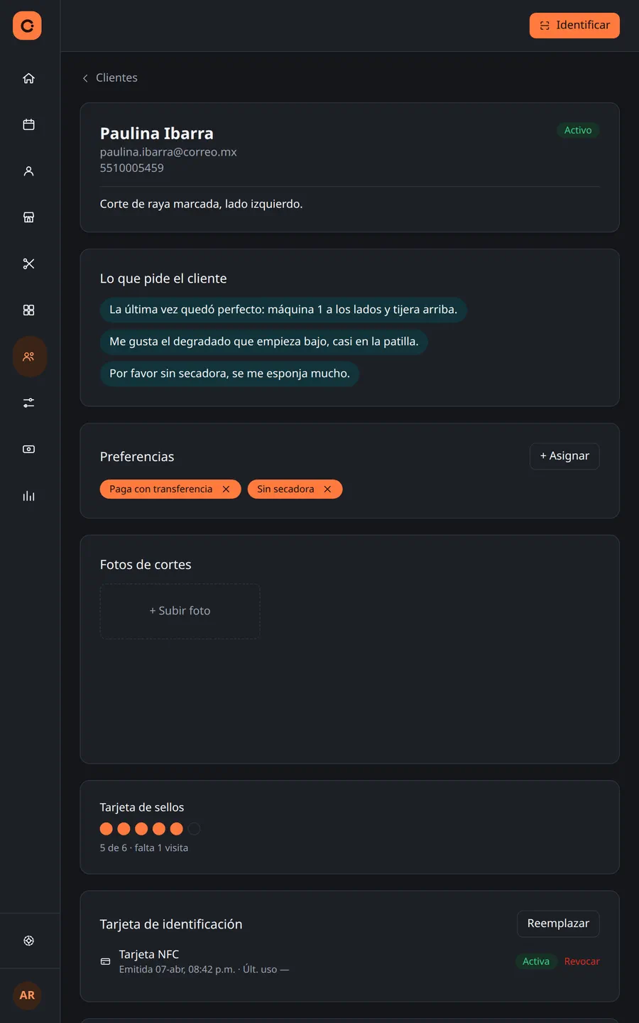 Ficha de una clienta en una tablet, con sus notas, lo que pide, sus preferencias y su tarjeta de sellos.