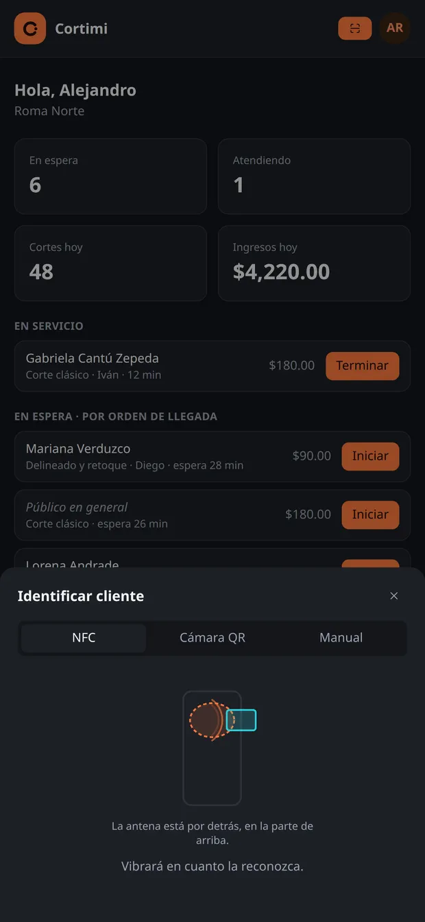 Cortimi esperando la tarjeta NFC del cliente para identificarlo, con las opciones de NFC, cámara QR o búsqueda manual.